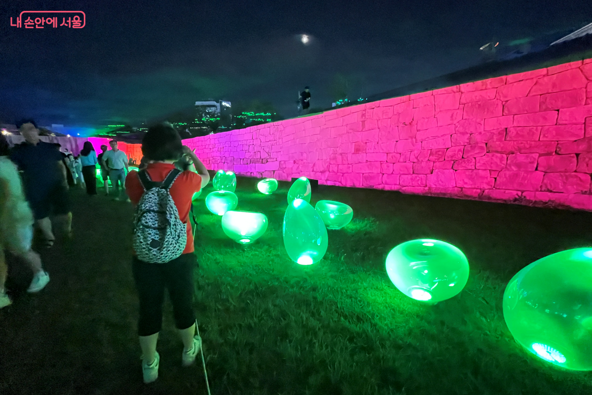 서울성곽과 그 아래 풀밭에서 펼쳐지는 미디어 아트 ©김연희  