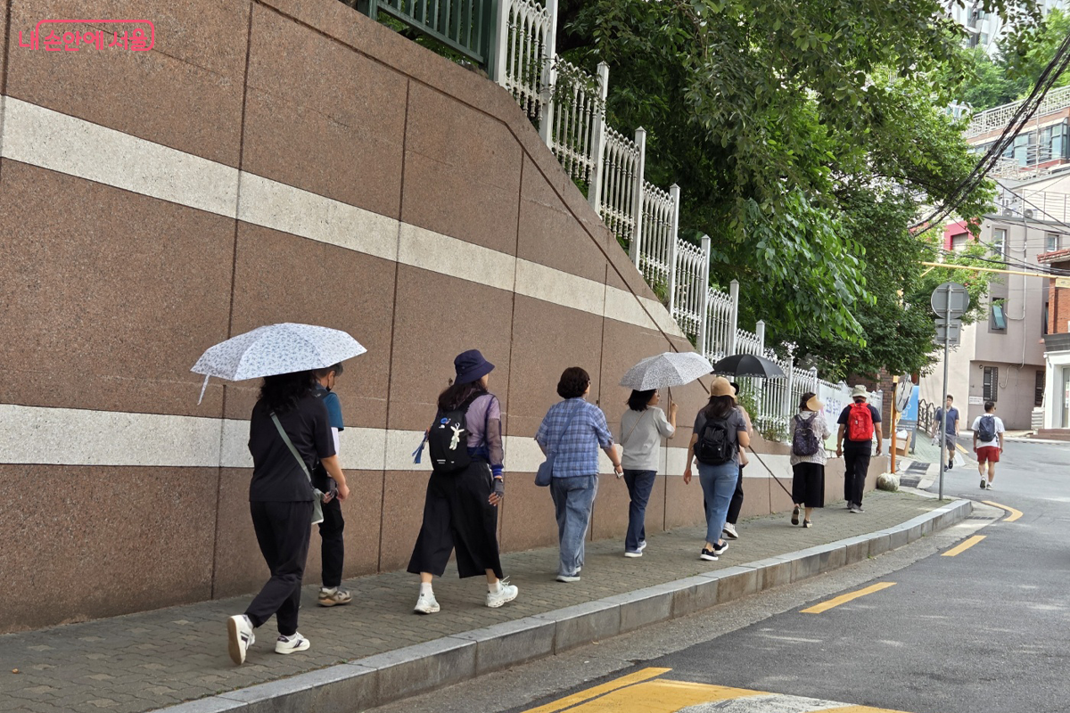 오르막길은 힘들지만 함께 걷다 보니 소풍 온 것 같다. &copy;장미화