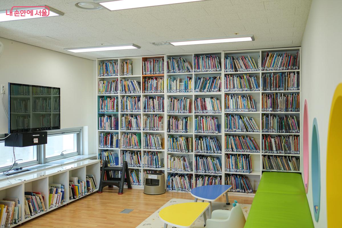 영어자료실 안쪽에 조성된 영유아들을 위한 공간 ©박우영