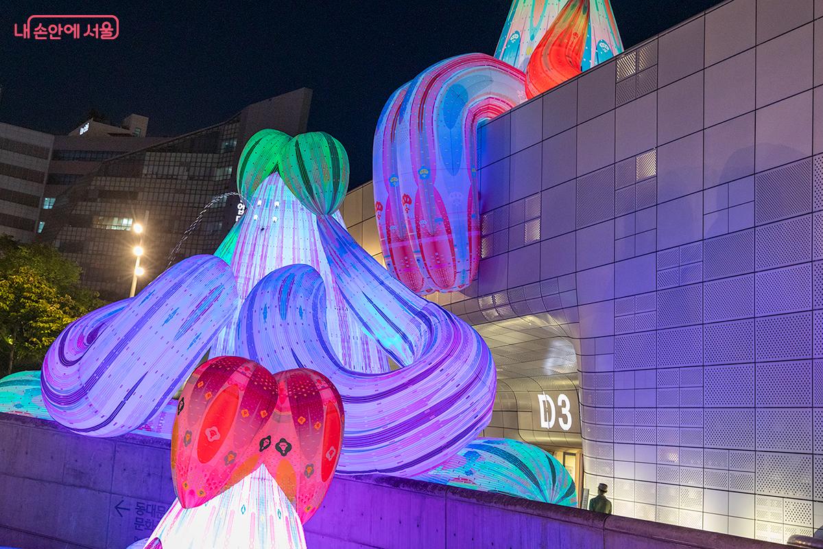 물과 빛이 어우러진 공공놀이형 예술 작품, ‘Pool Teacher’ ©문청야