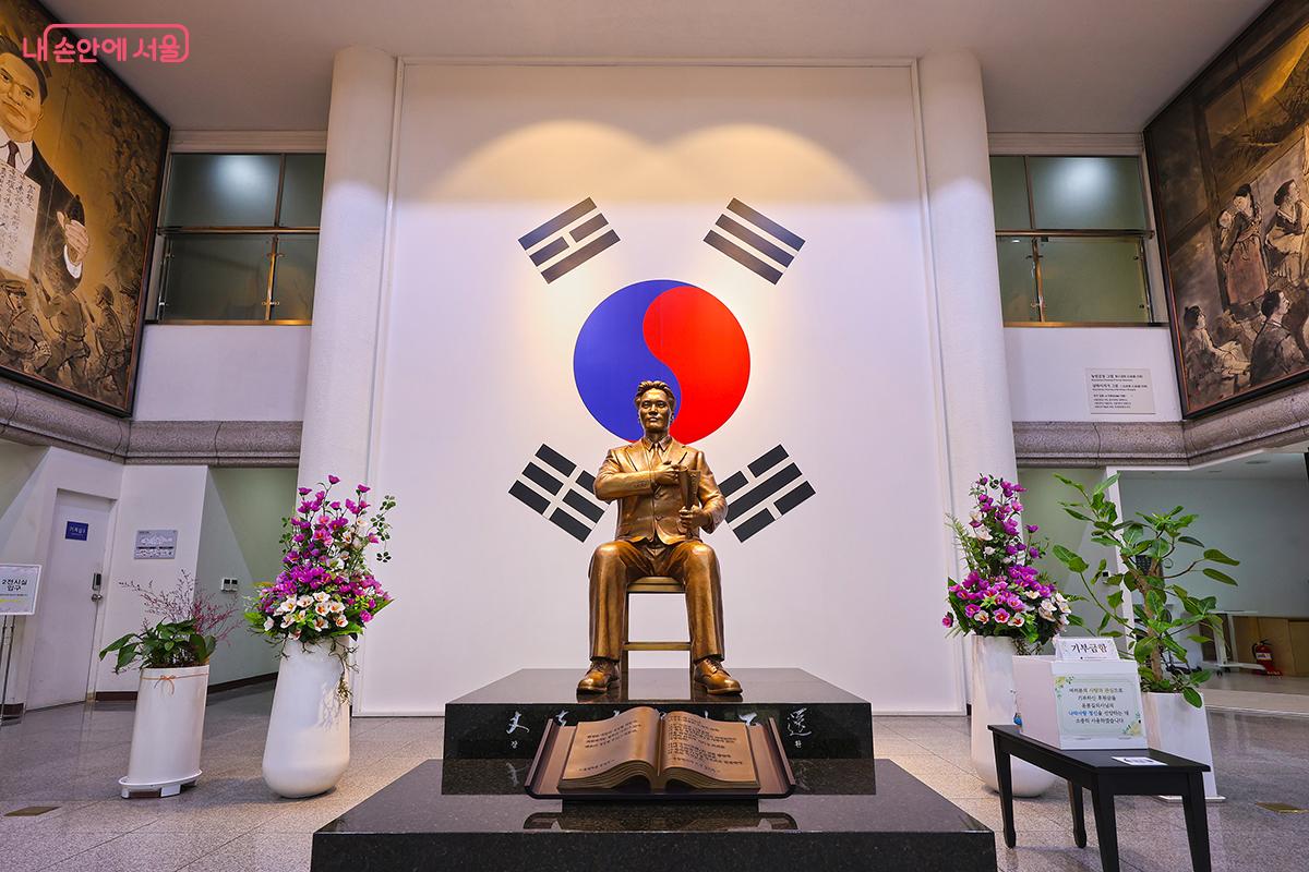 새로워진 기념관 실내. 중앙홀에는 동상과 대형 태극기가 설치되었다. &copy;김주연