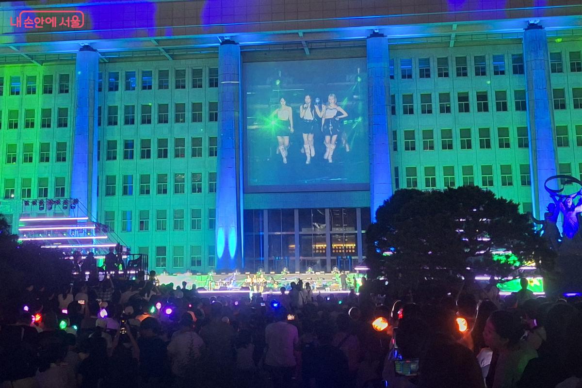 걸그룹 비비지(VIVIZ)는 어깨를 들썩이게 하는 댄스 음악으로 관객들을 사로잡았다. ©정향선