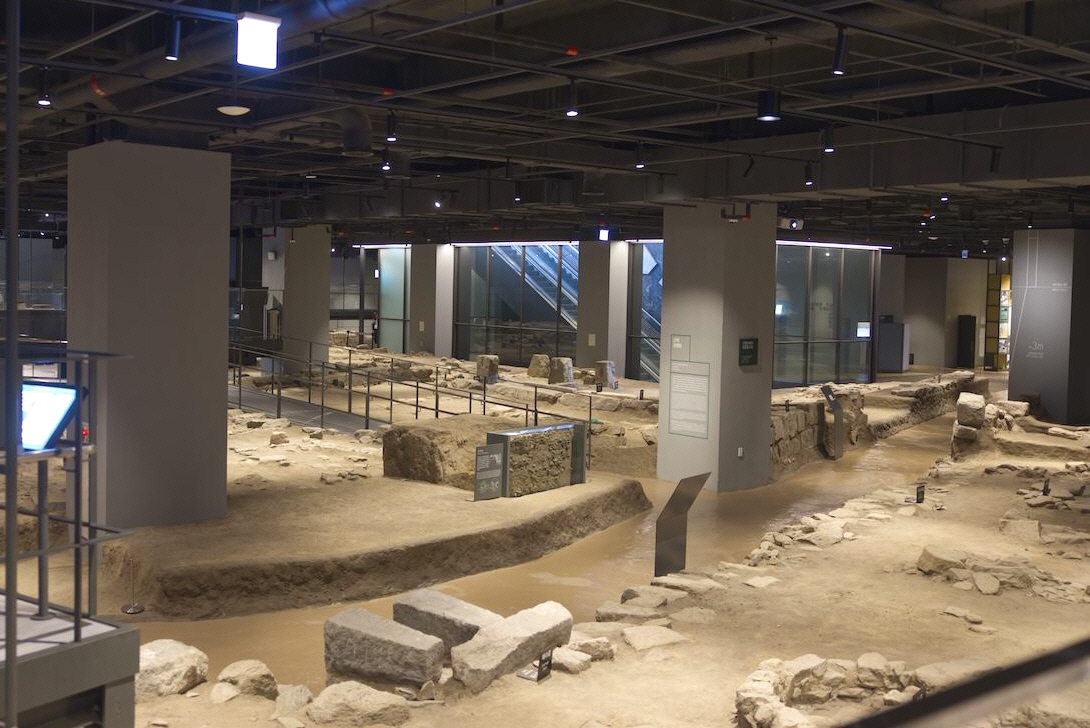 무더위엔 실내 전시지! 도심 속 시간여행 떠날 수 있는 지하 공간?