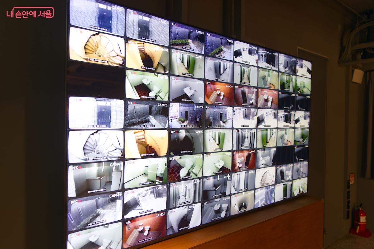 보이지 않는 눈(CCTV)으로 각 공간의 모습을 지켜보던 카메라와 마이크도 설치되어 기록되고 있었다. &copy;임중빈