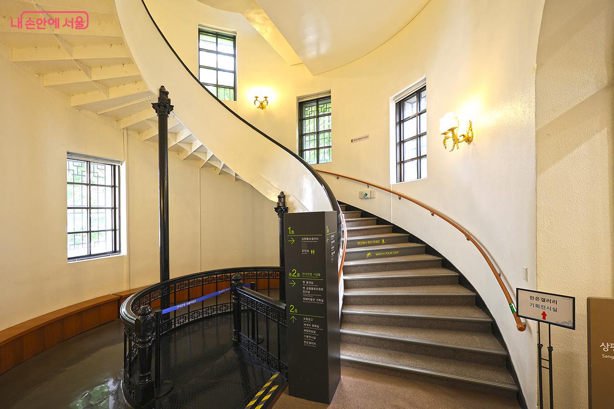 르네상스 양식을 느낄 수 있는 원형 계단실의 모습 ©김주연