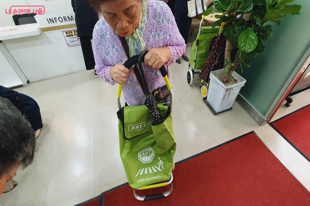 교육 이수자에게는 교통안전용품이자 장보기용 캐리어가 제공되었다. ©엄윤주