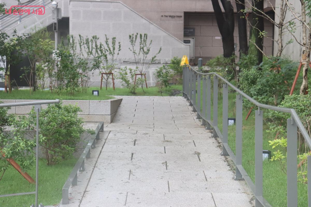 환구단 정문 앞 철제 울타리가 사라지고 정원이 조성됐다. &copy;조수연