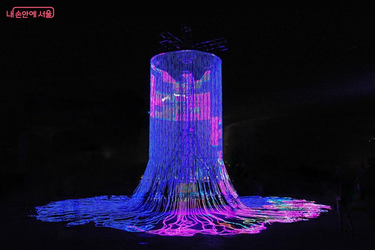 ‘Flux’는 해외 작가 크사베리 컴퓨터리의 작품이다. ©조수봉