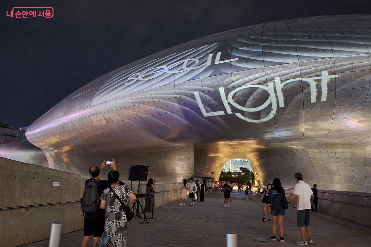 'Into the Waves of Light' 공연이 DDP 외벽에서 빛과 감각의 파동을 선보이며 화려하게 펼쳐졌다.