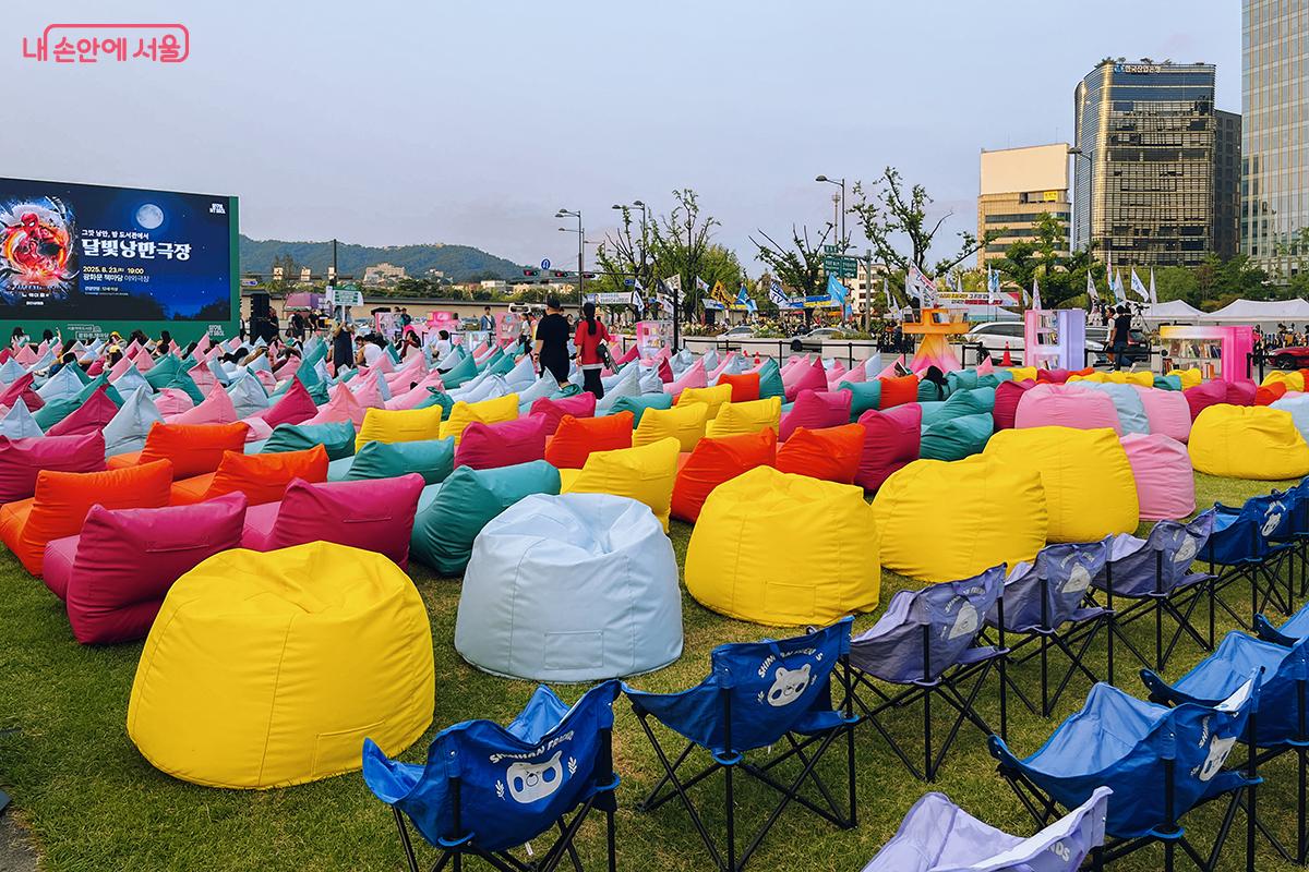 경복궁과 북악산을 배경으로 맑은 하늘 아래에서 영화를 보는 경험은 특별하다. ©김아름