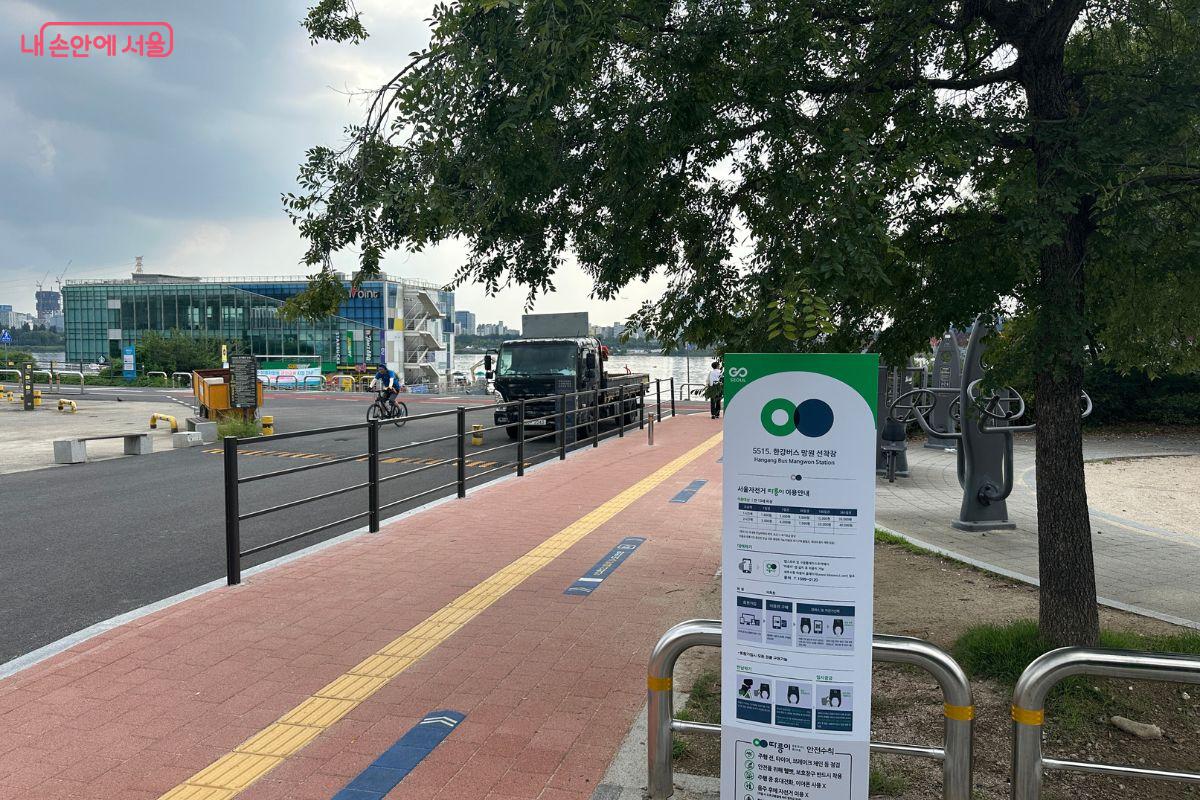 따릉이를 세워두고 선착장까지 쉽게 갈 수 있다. ©김재형