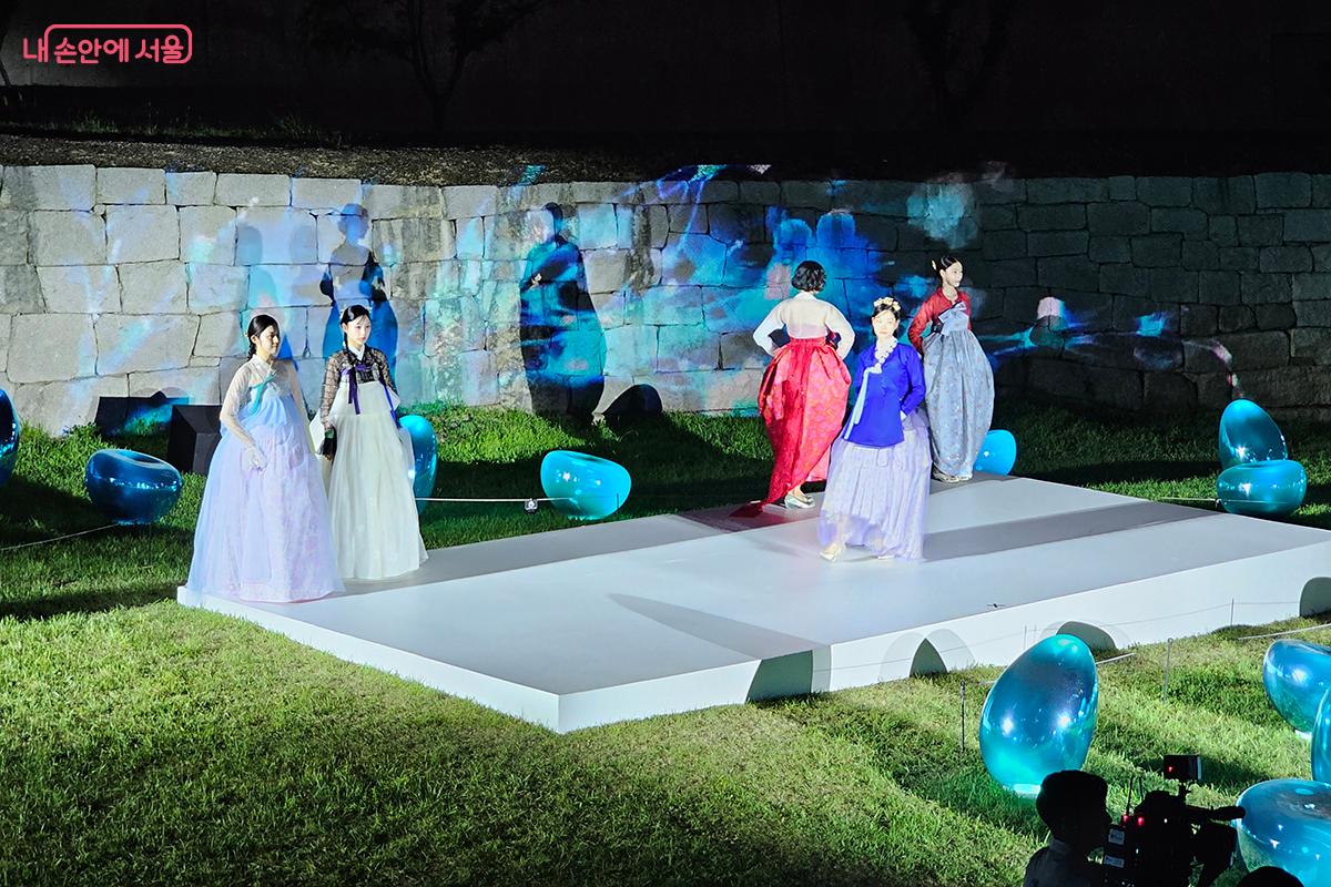 한복의 과거와 현재, 미래를 물과 빛의 조화 속에 그려낸 ‘한복 패션쇼’ ©이혜숙