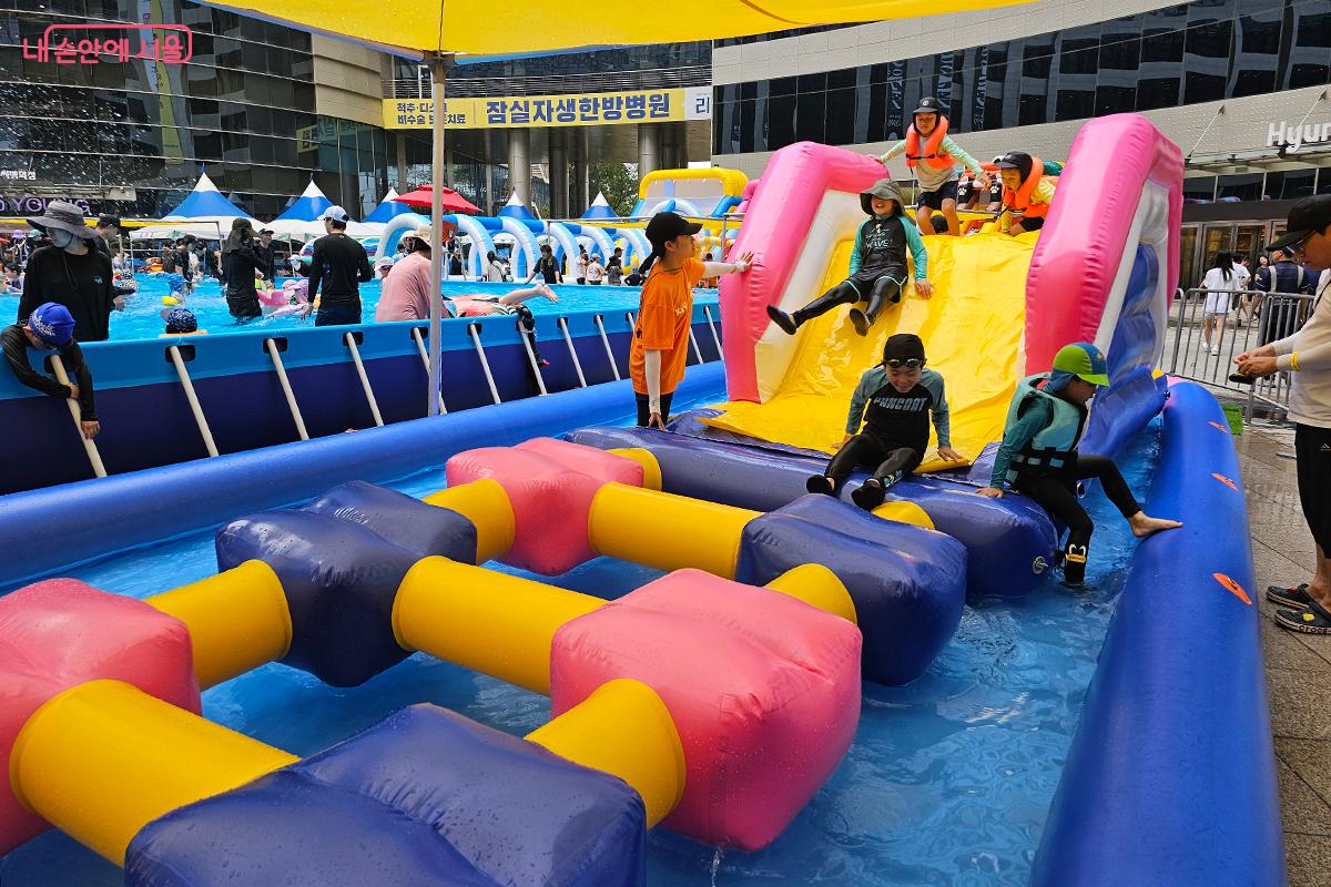 장애물 코스의 하나인 미끄럼틀을 내려오는 아이들의 입가에 함박웃음이 가득하다. &copy;이혜숙