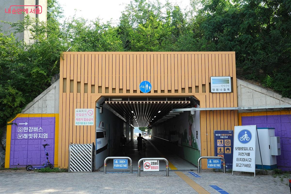 망원나들목을 이용하면 쉽게 망원 선착장에 닿을 수 있다. ©조수봉