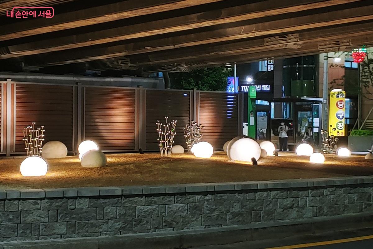 석계역 고가 하부에 조성된 야간조명 조형물이 근사한 작품 같다. ©김병규