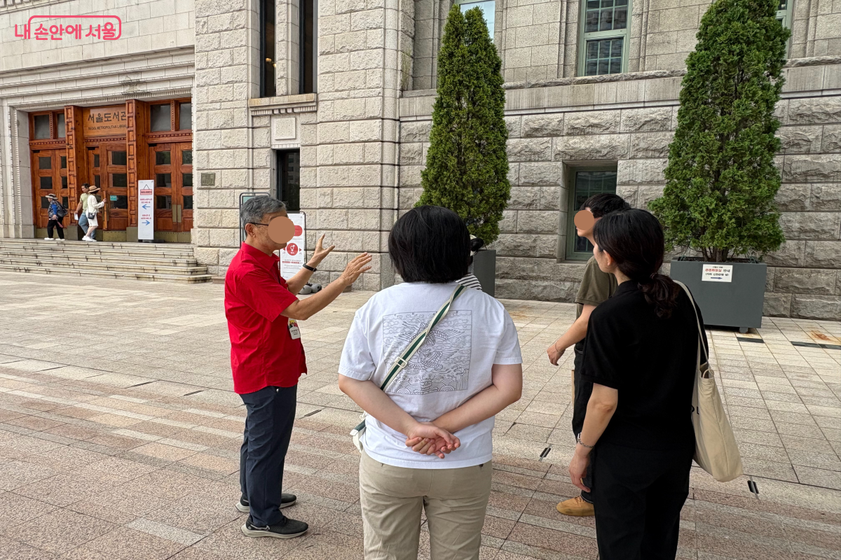 문화관광해설사의 설명과 함께 서울시청사를 무료로 둘러보는 ‘통통투어’ ©이혜린