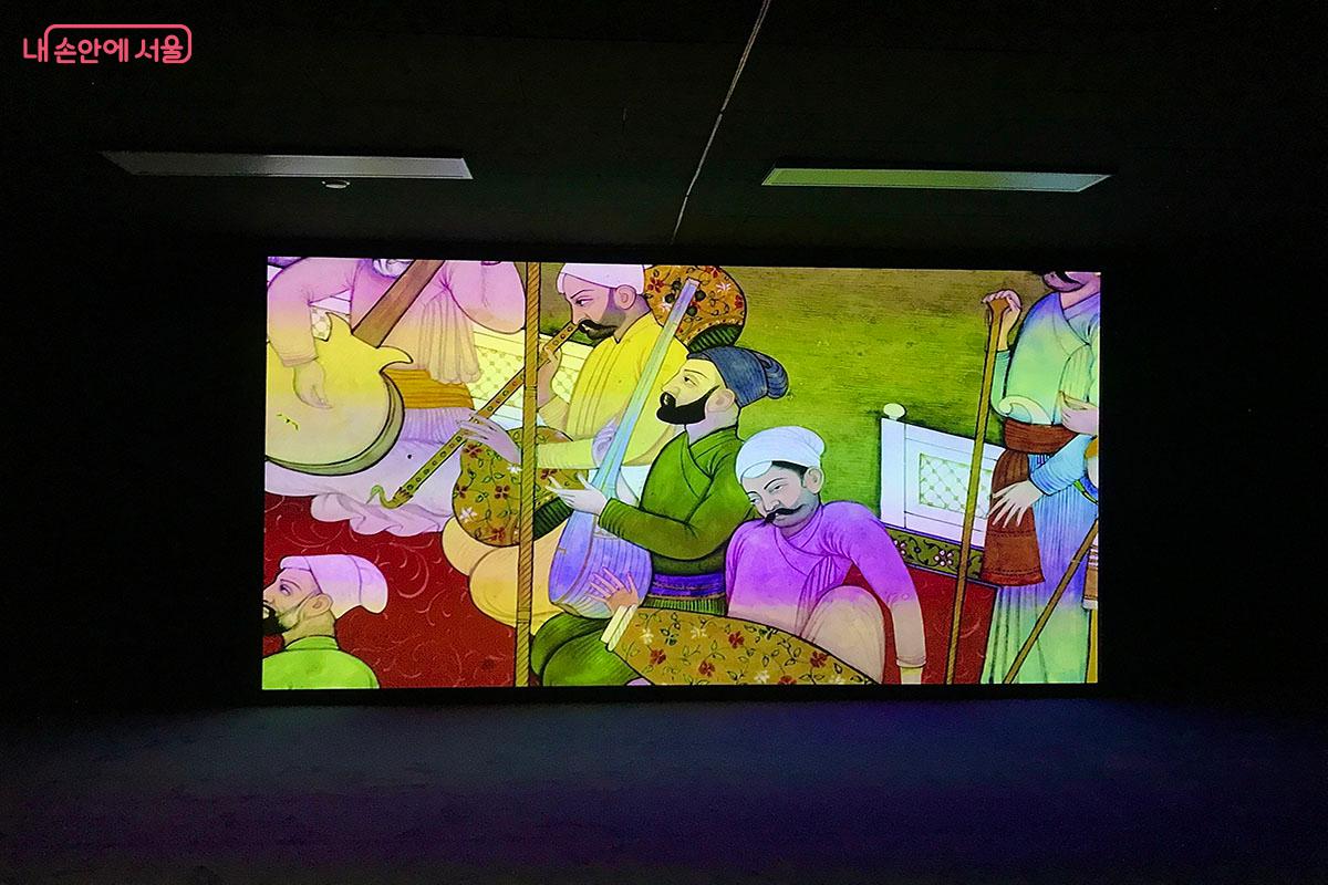 낙원상가 339호에서 전시 중인 아밋두타의 작품 '치트라샬라(그림의 집)' ©이정민