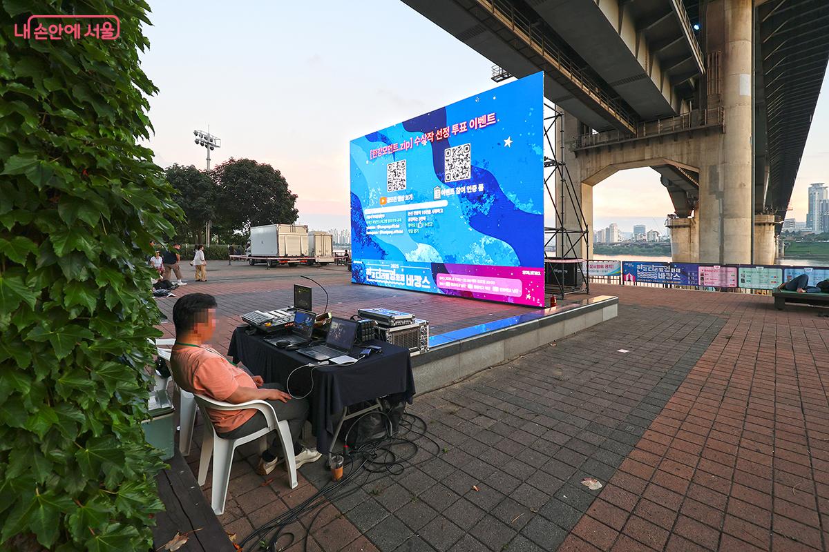 예상보다 선명한 스크린 영상과 또렷한 사운드가 인상적이다. ©김주연