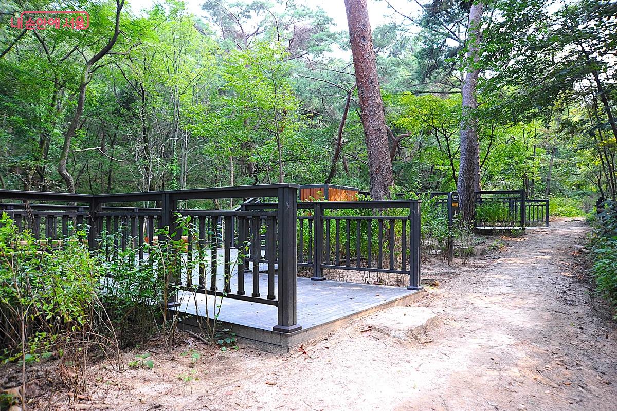 &lsquo;치유의 숲길&rsquo; 쉼터는 등산로와 인접해 있어 이용도가 매우 높다. &copy;조수봉