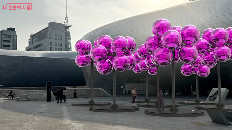 ‘디자인&아트’(8.29~9.4)에서는 프랑스 뱅상 르로이와 호주의 이너스가 참여한 야외 대형 설치작품이 공개된다. 뱅상 르로이의 <Molecular Cloud> (시뮬레이션 이미지)