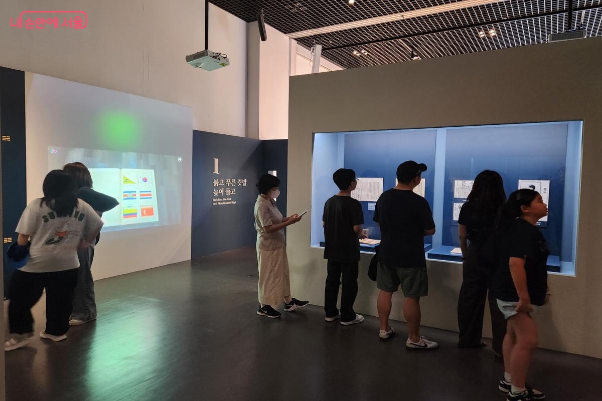 특별전 <태극기 함께해 온 나날들>을 관람 중인 방문객들 ©박성호