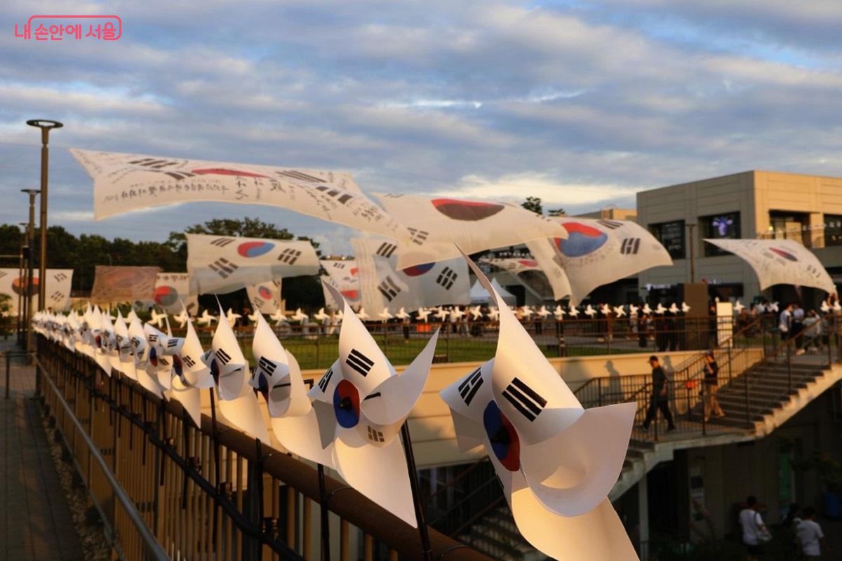 전시장에는 태극기와 함께 1,000개의 태극 문양을 입은 바람개비가 세차게 돌고 있다. ©이봉덕