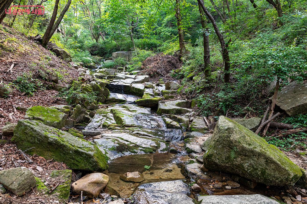 자연이 만들어낸 바위와 계곡물에서 흐르는 물을 보며 자연과 교감한다. ©문청야