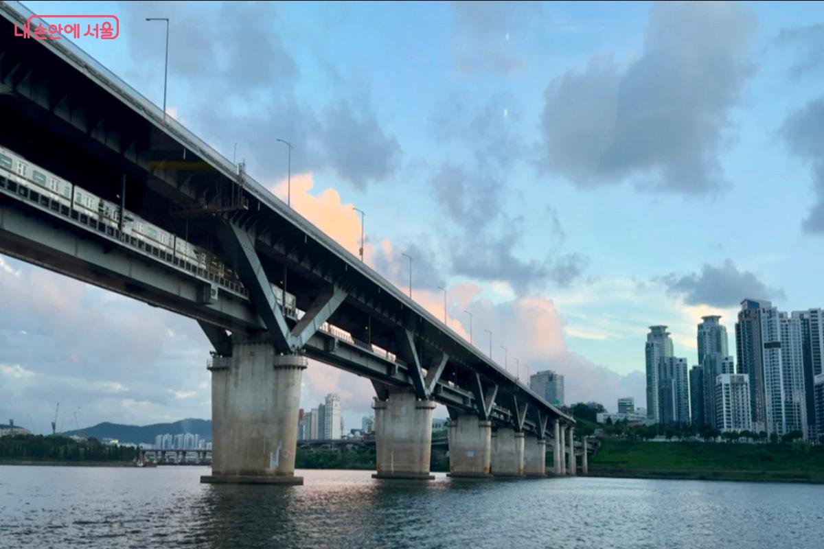 영화 속에서 헌트릭스가 요괴와 싸움을 벌인 청담대교. 하층은 지하철, 상층은 차량이 통행하는 독특한 외관을 가지고 있다 ©김미정