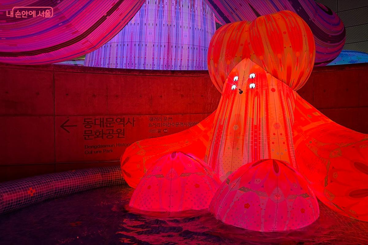 자세히 보면 눈을 깜빡이고 입에서 물이 분사된다. &copy;김진호