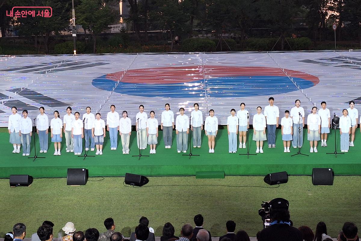 서울시소년소녀합창단의 맑은 목소리가 잔디마당에 울려퍼지며, 광복의 하늘에 태극기가 휘날리던 그날의 감격이 잠시나마 느껴지는 듯했다. ©이혜숙