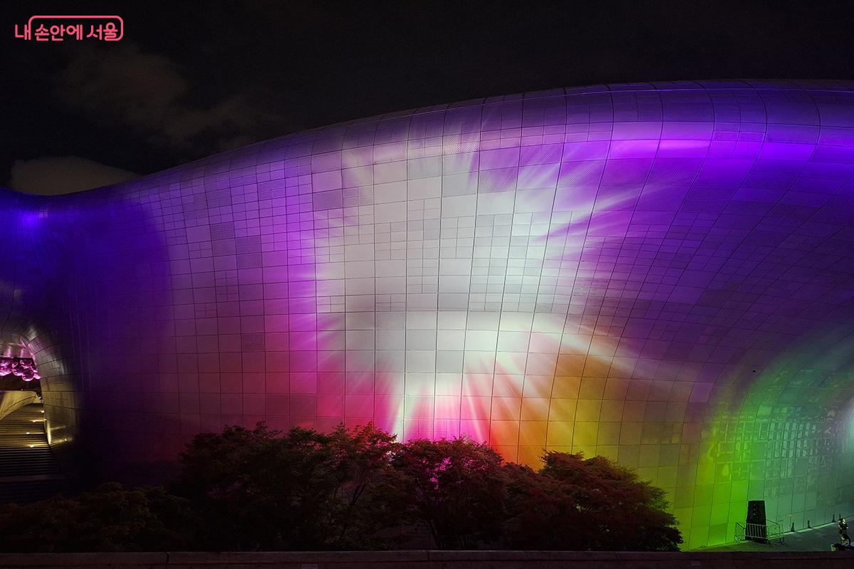 ‘EVERFLOW : 움직이는 장(場)’을 주제로 펼쳐지는 이번 행사는 프랑스의 개념 미술가 로랑 그라소(Laurent Grasso)의 작품으로 화려한 시작을 알렸다. ©정향선 