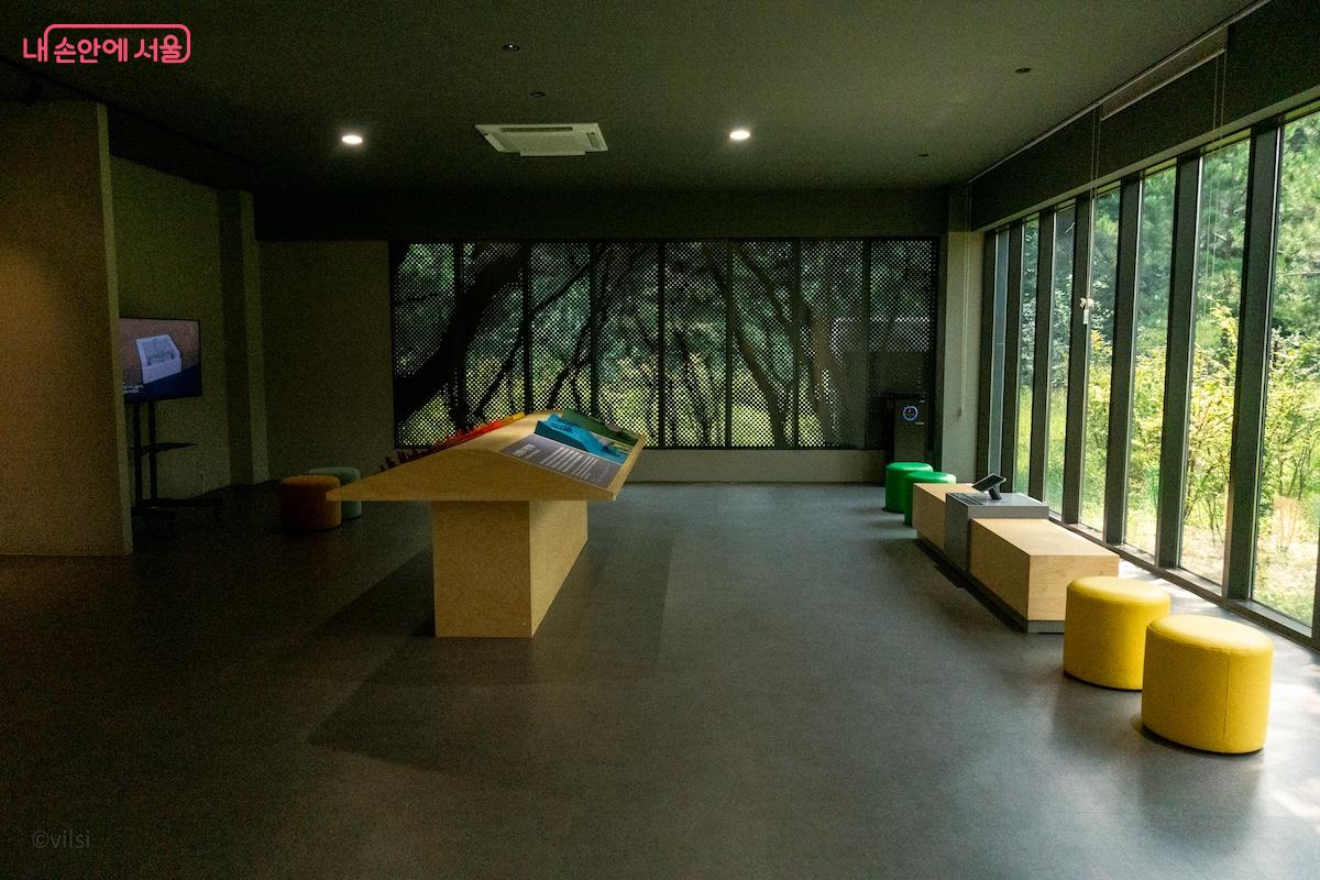 의릉 역사문화관 내부 전시실 모습 &copy;이진형