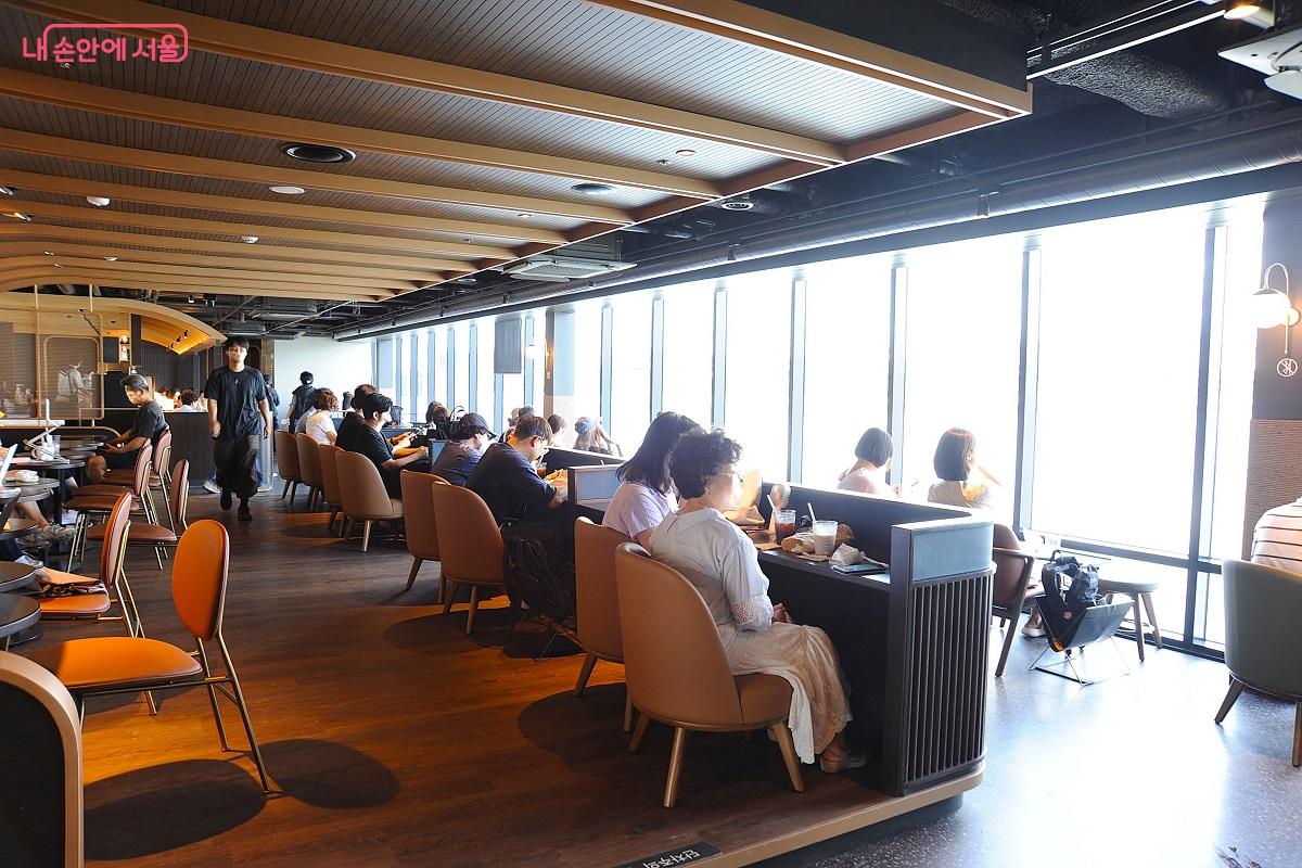 많은 시민들이 한강을 바라보며 차 한잔의 여유를 즐기고 있다. ©조수봉