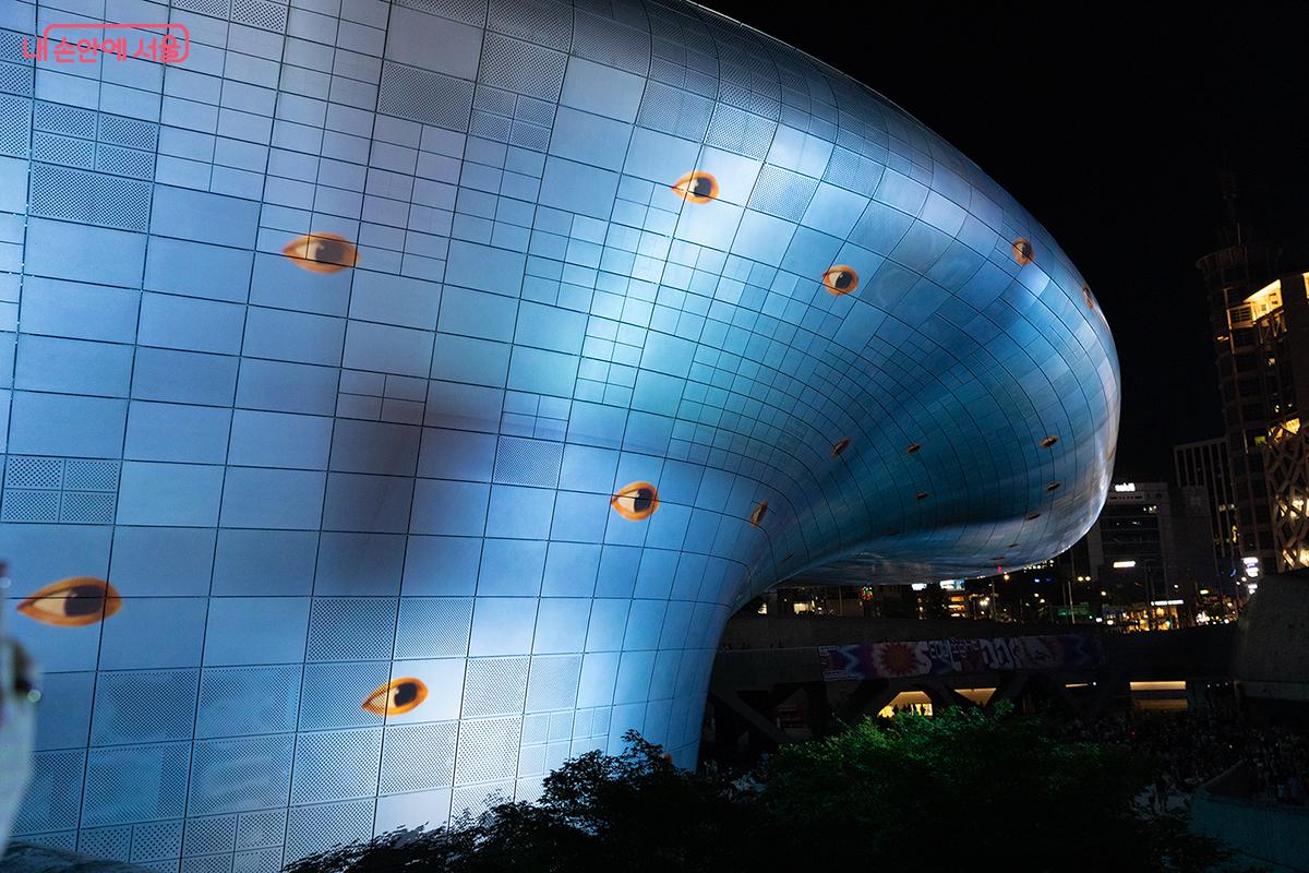 로랑 그라소의 ‘Panoptes’가 서울의 야경 속에 스며들다. ©문청야