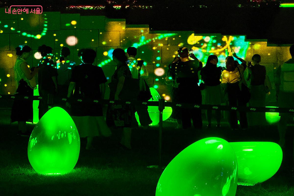 알처럼 생긴 설치물에 생명이 시작되는 찰나의 이야기를 담아냈다. ©김미정