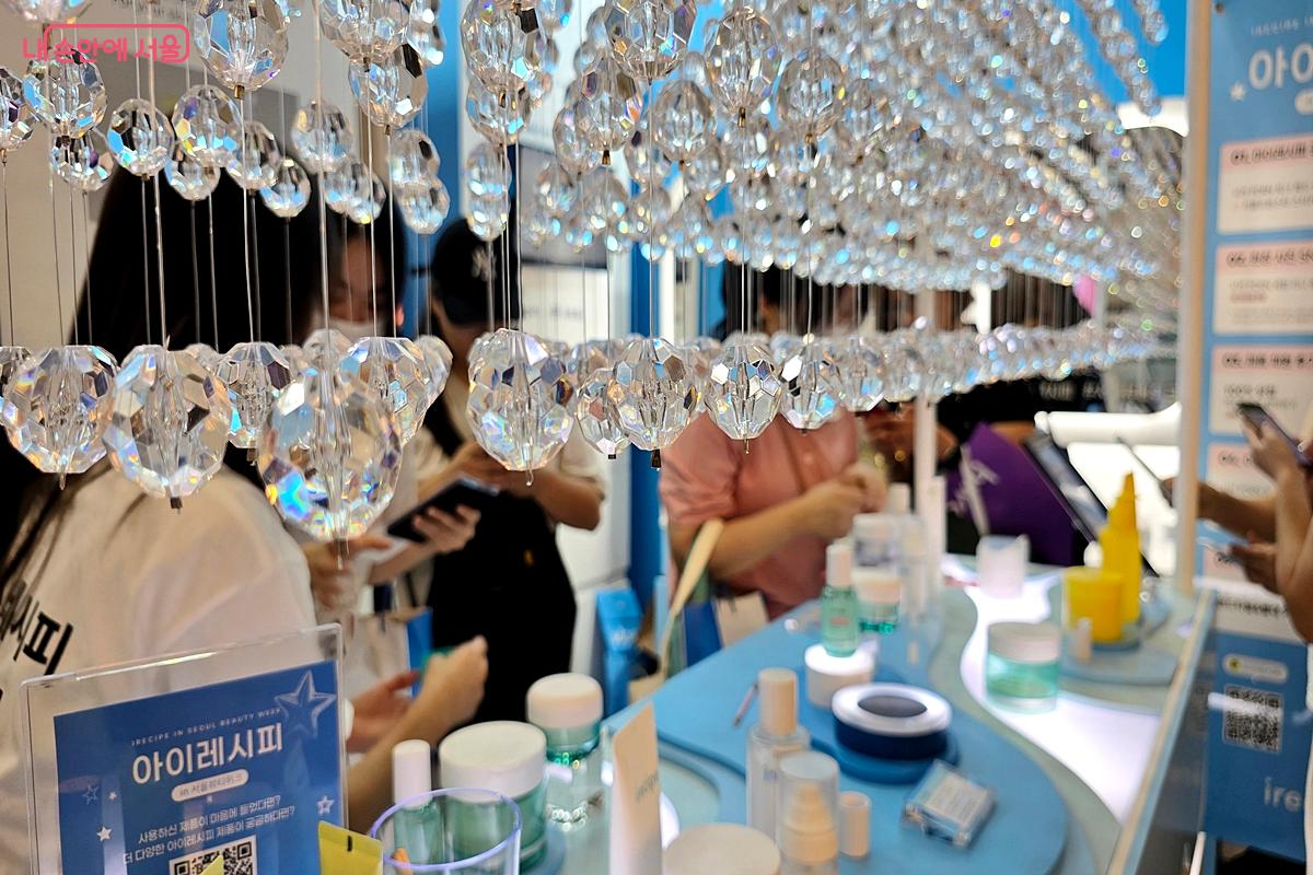 여러 브랜드의 한국 화장품이 전시돼 있다. ©김윤경