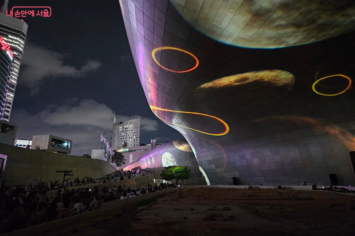 독일 티모 헬거트 작가의 &lsquo;Moon Cycle&rsquo; &copy;김진호