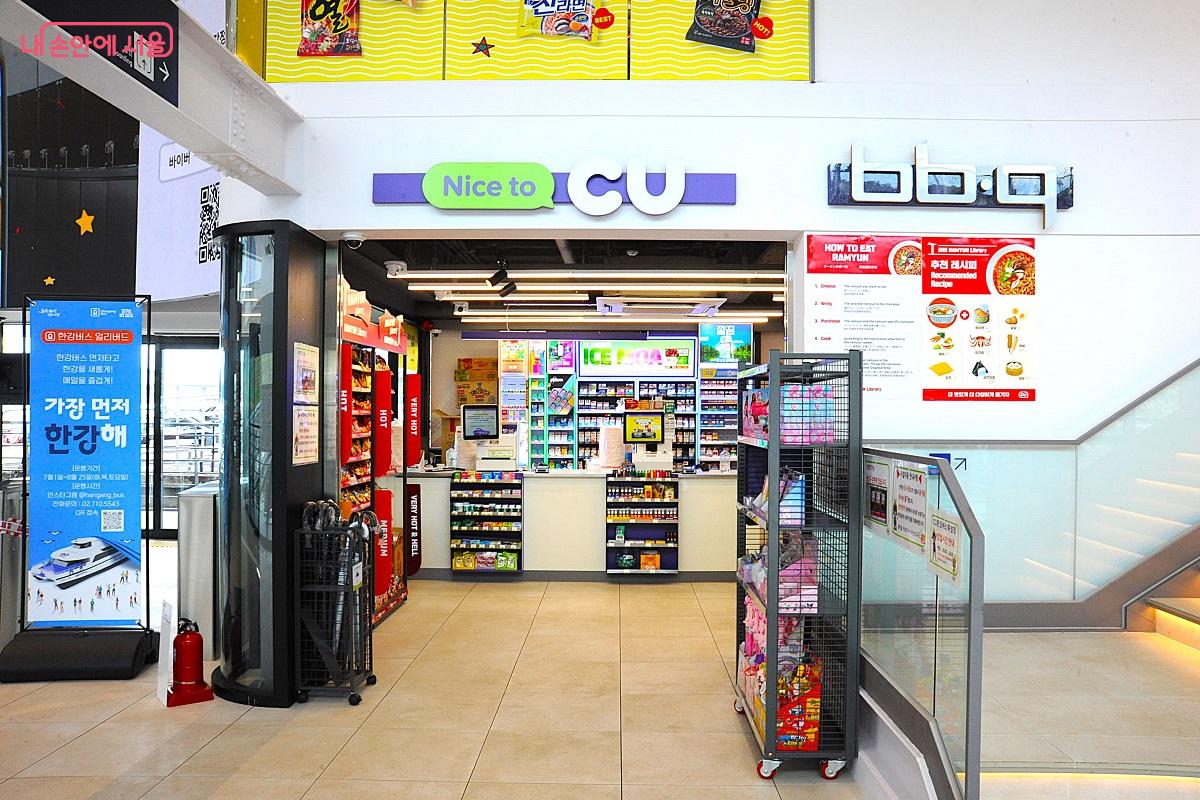 3층 구조 선착장에는 1층 승강장에 편의점이 자리한다. ©조수봉