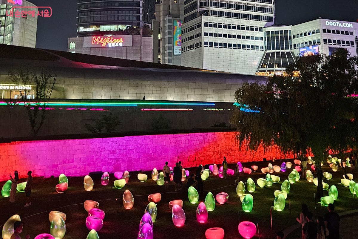 잔디밭 위에 놓인 물방울 모양 조형물 'Light Drops'&copy;김현진