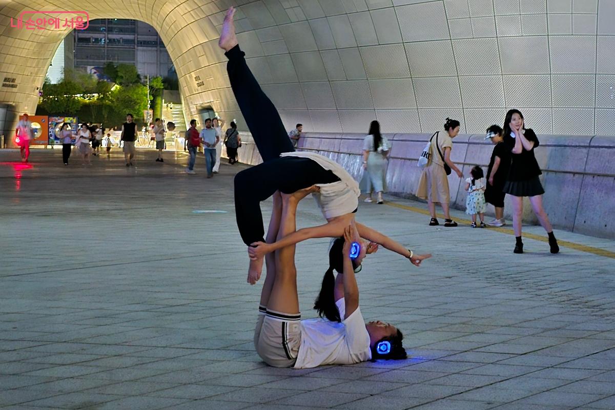 DDP를 배경으로 요가 영상을 촬영하는 모습도 볼 수 있었다. ©김윤경