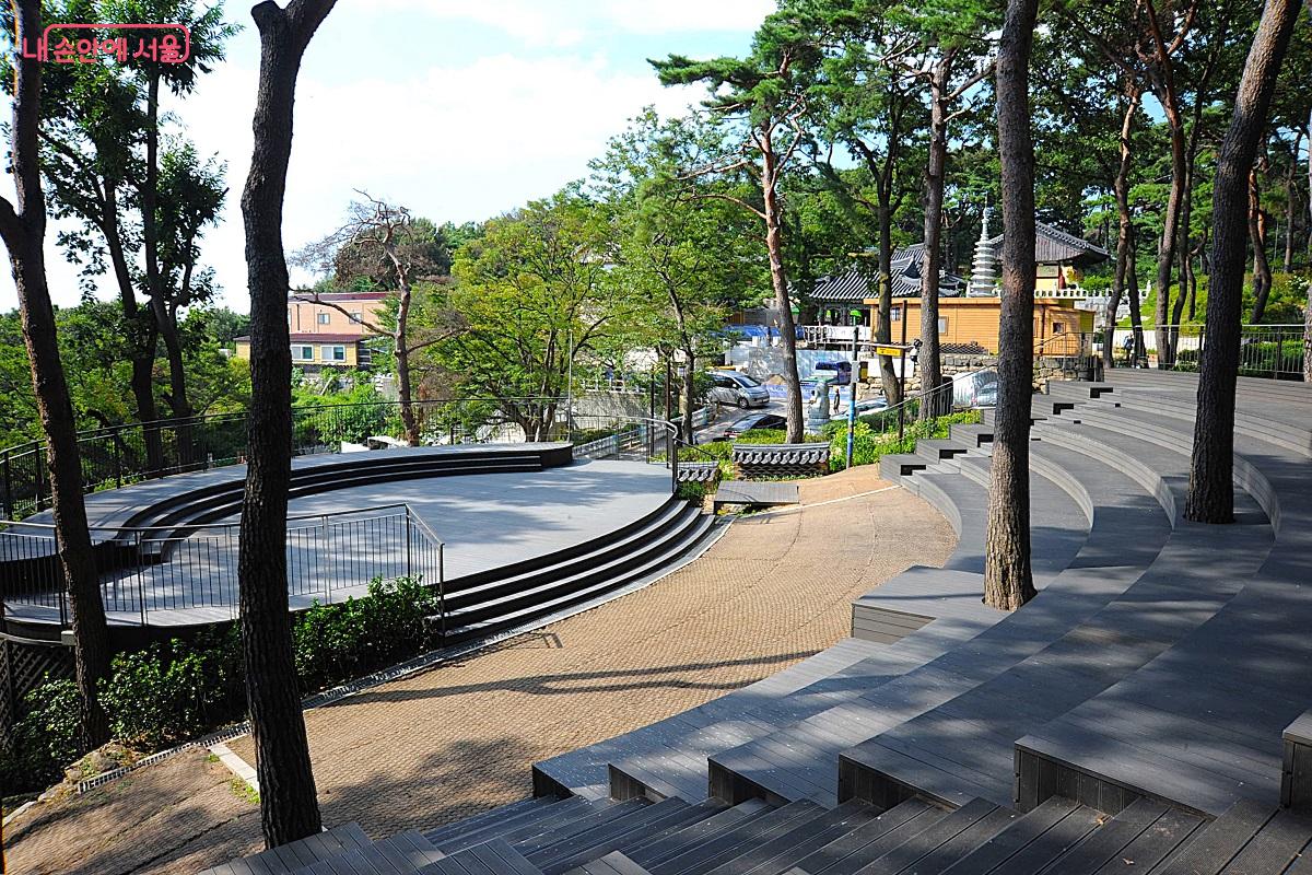 호압사 산림여가공간 중 &lsquo;산림문화 무대&rsquo;는 산림문화 활동 공간이다. &copy;조수봉