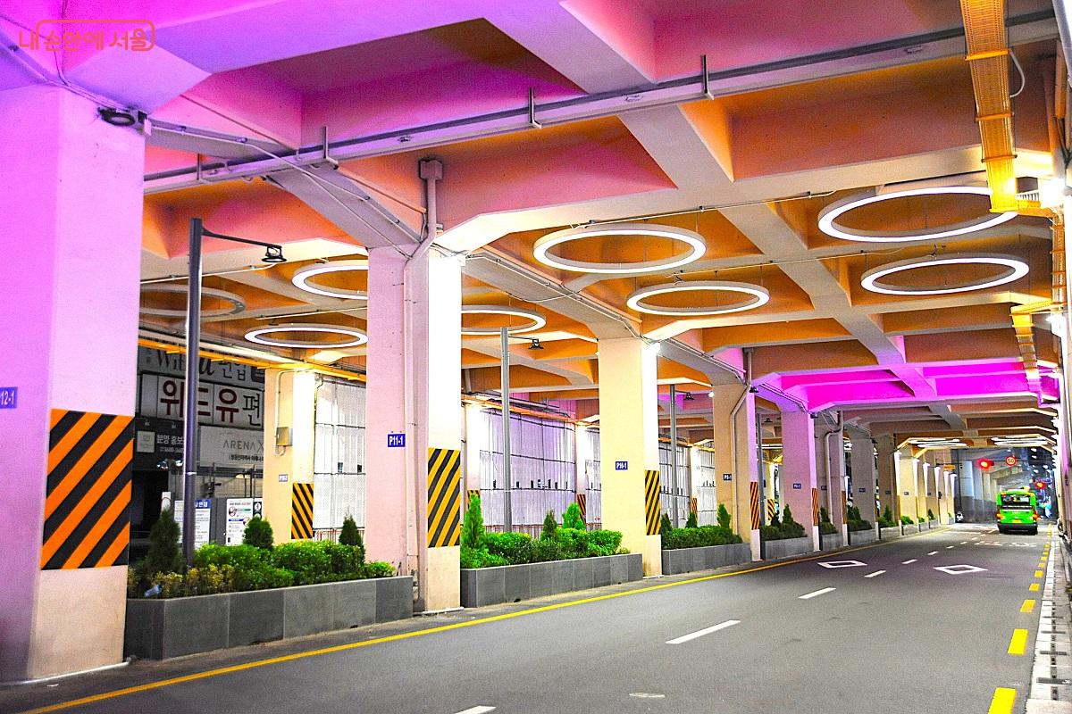 고가 하부가 그린아트길 조성으로 야간에도 밝고 깨끗한 환경으로 바뀌었다. ©조수봉