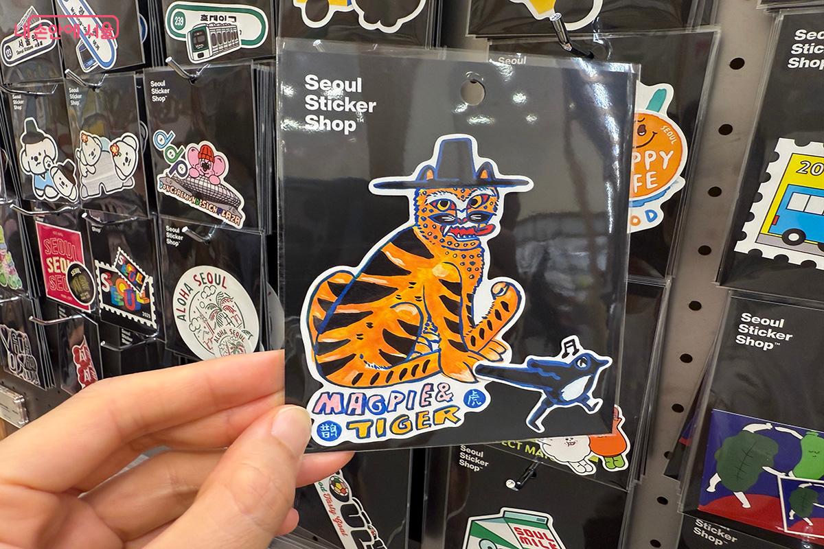 익살스러운 까치 호랑이 캐릭터 스티커 &copy;김미정