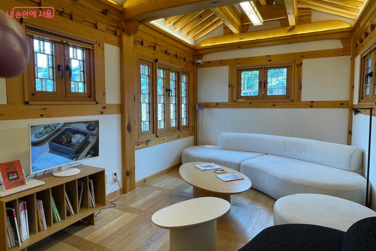 2층 휴식 공간에서 오디오북 ‘청심담’ 프로그램이 진행된다. ©정우제