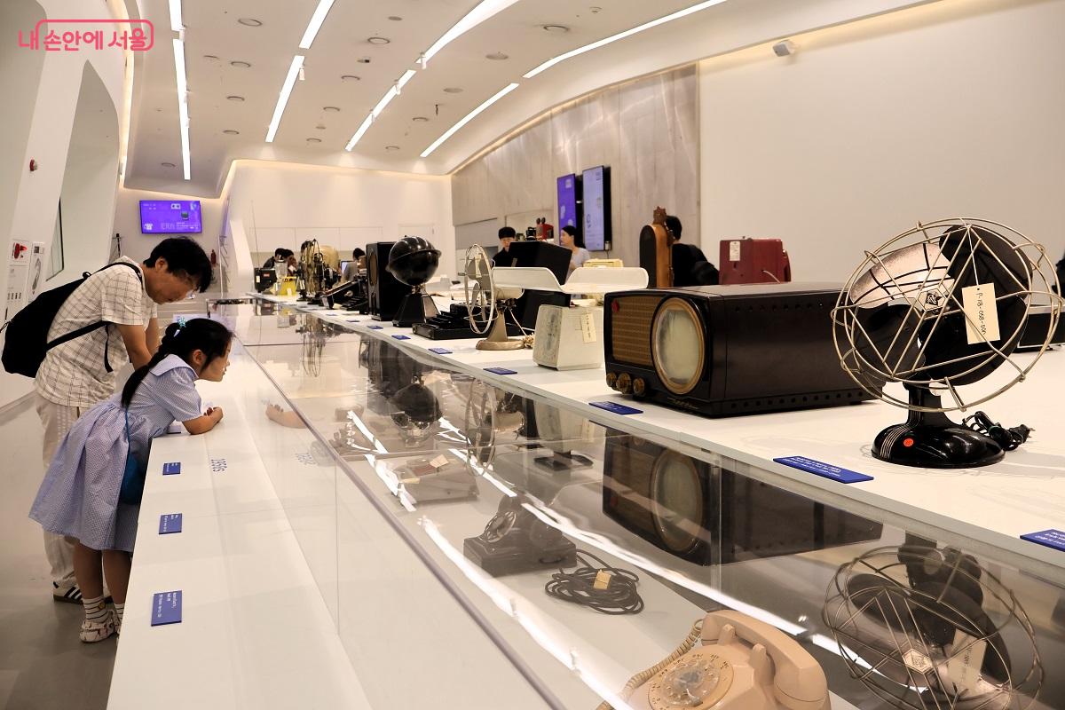 아빠와 함께 전시장을 찾은 어린이, 아빠의 경험담을 귀담아 들으며 신기방기 자세히 살펴보고 있다. ©이봉덕