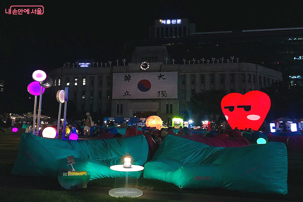 8월 22~24일 서울광장에서 서울야외도서관이 '여름밤도서관'을 깜짝 운영했다. ©이정민