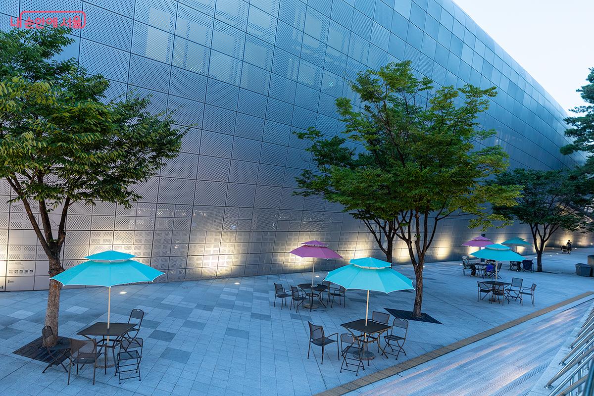 1번 출구 오른쪽으로 쉼터가 마련되어 있어 전시 중간에 쉬어가면 좋다. ©문청야