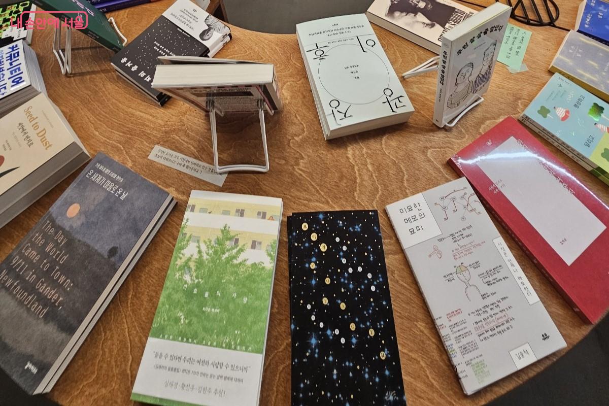 책을 매개로 지역 거점 복합 문화 공간 기능을 하고 있는 무아레서점 ©최정윤