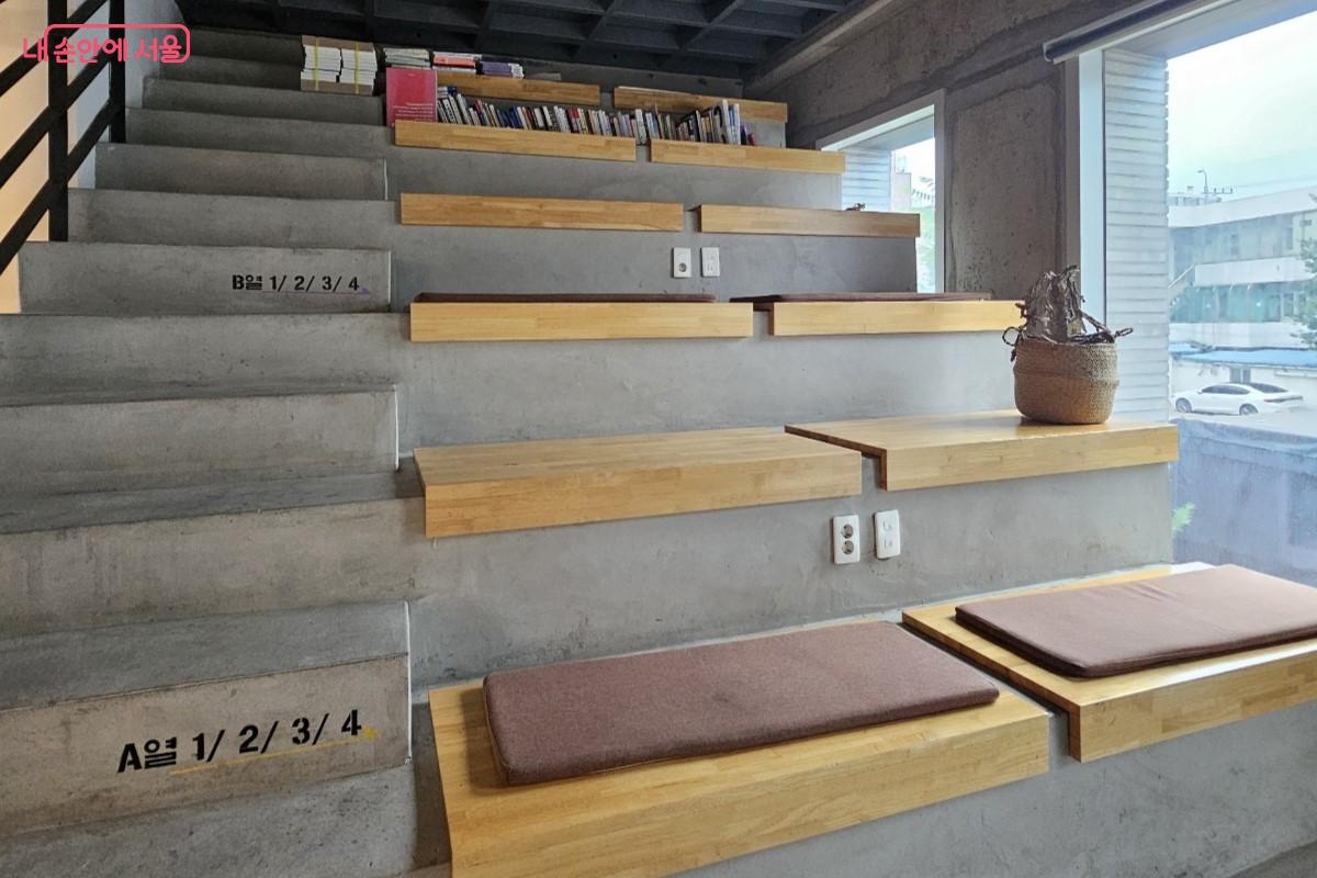 강연, 영화 상영 등의 행사가 진행되는 계단식 공간 ©최정윤 