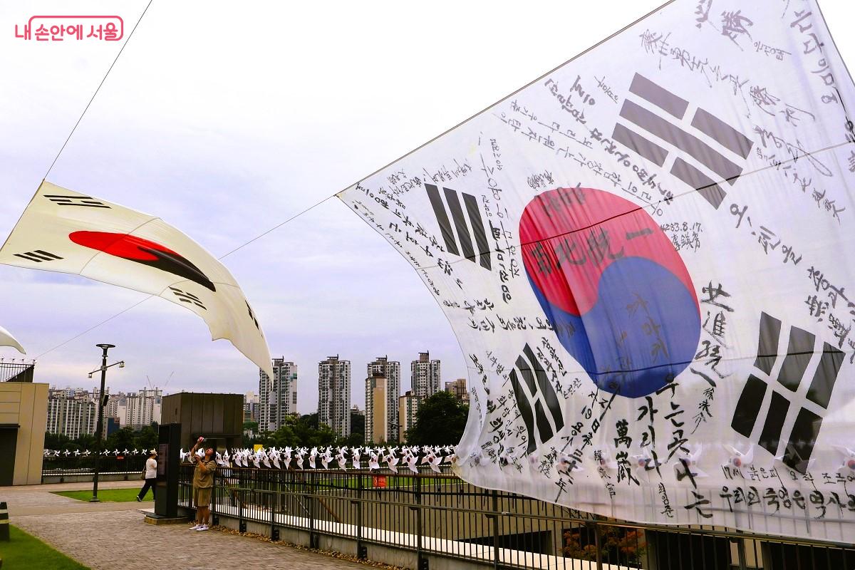 역사의 숨결을 품은 태극기들이 바람에 힘차게 펄럭이고 있다. ©이봉덕